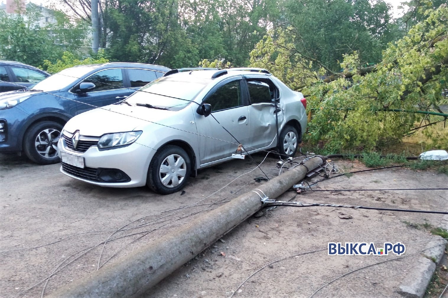 Упавший бетонный столб повредил припаркованный автомобиль